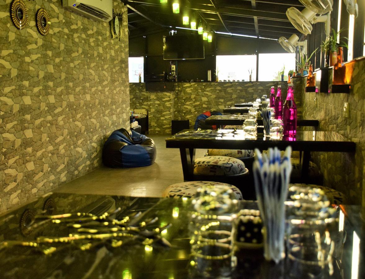 Hotel Narayani Enclave Колката Екстериор снимка