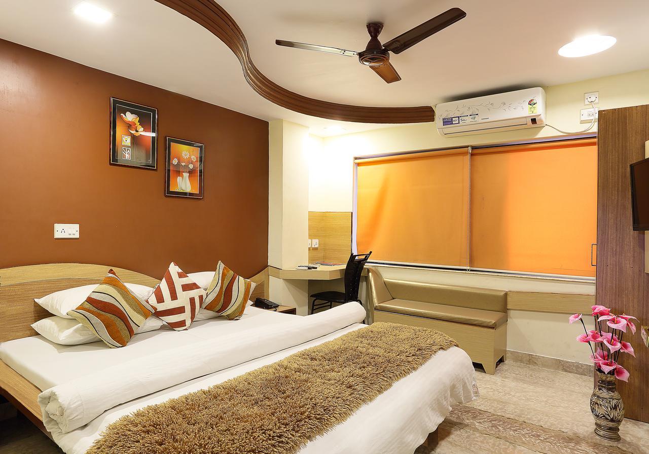 Hotel Narayani Enclave Колката Екстериор снимка