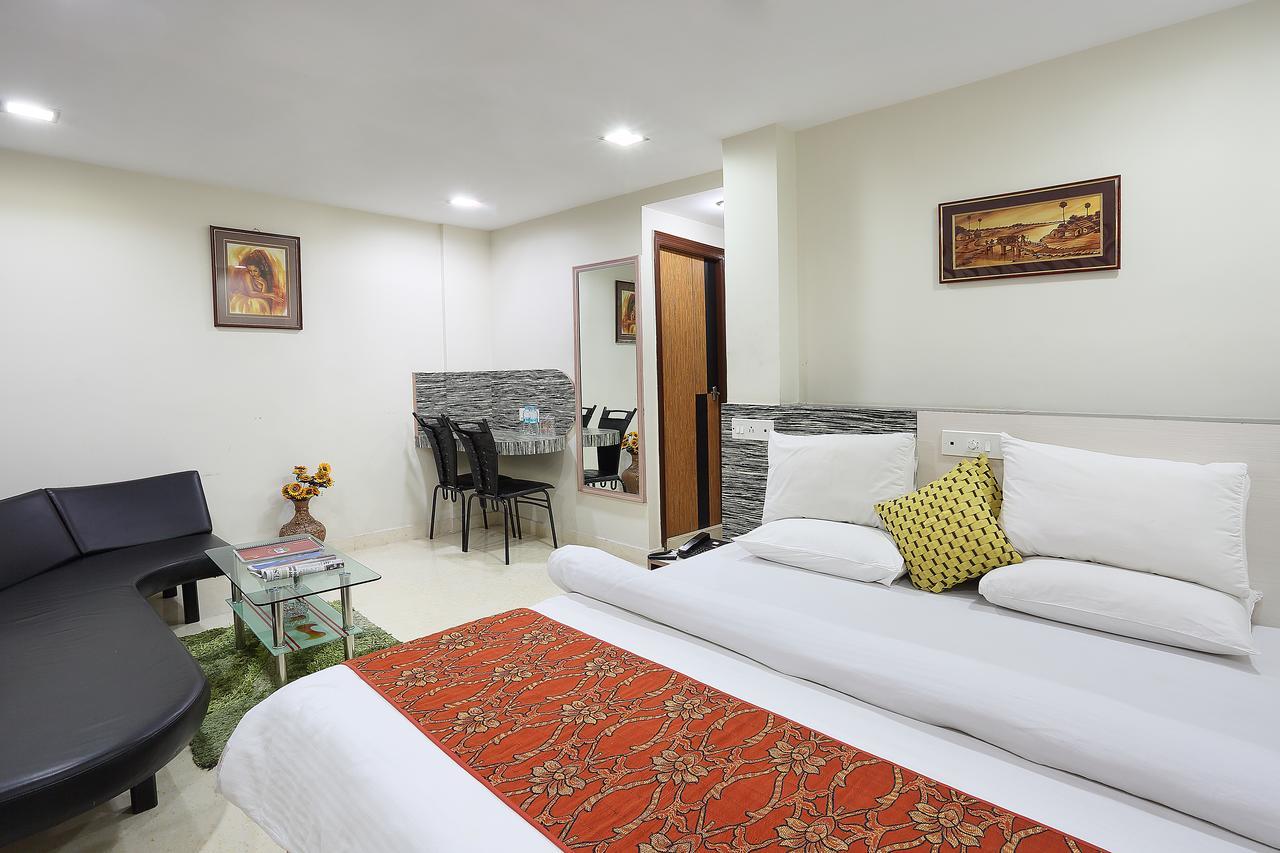 Hotel Narayani Enclave Колката Екстериор снимка