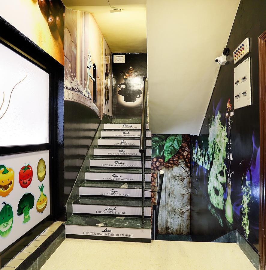 Hotel Narayani Enclave Колката Екстериор снимка