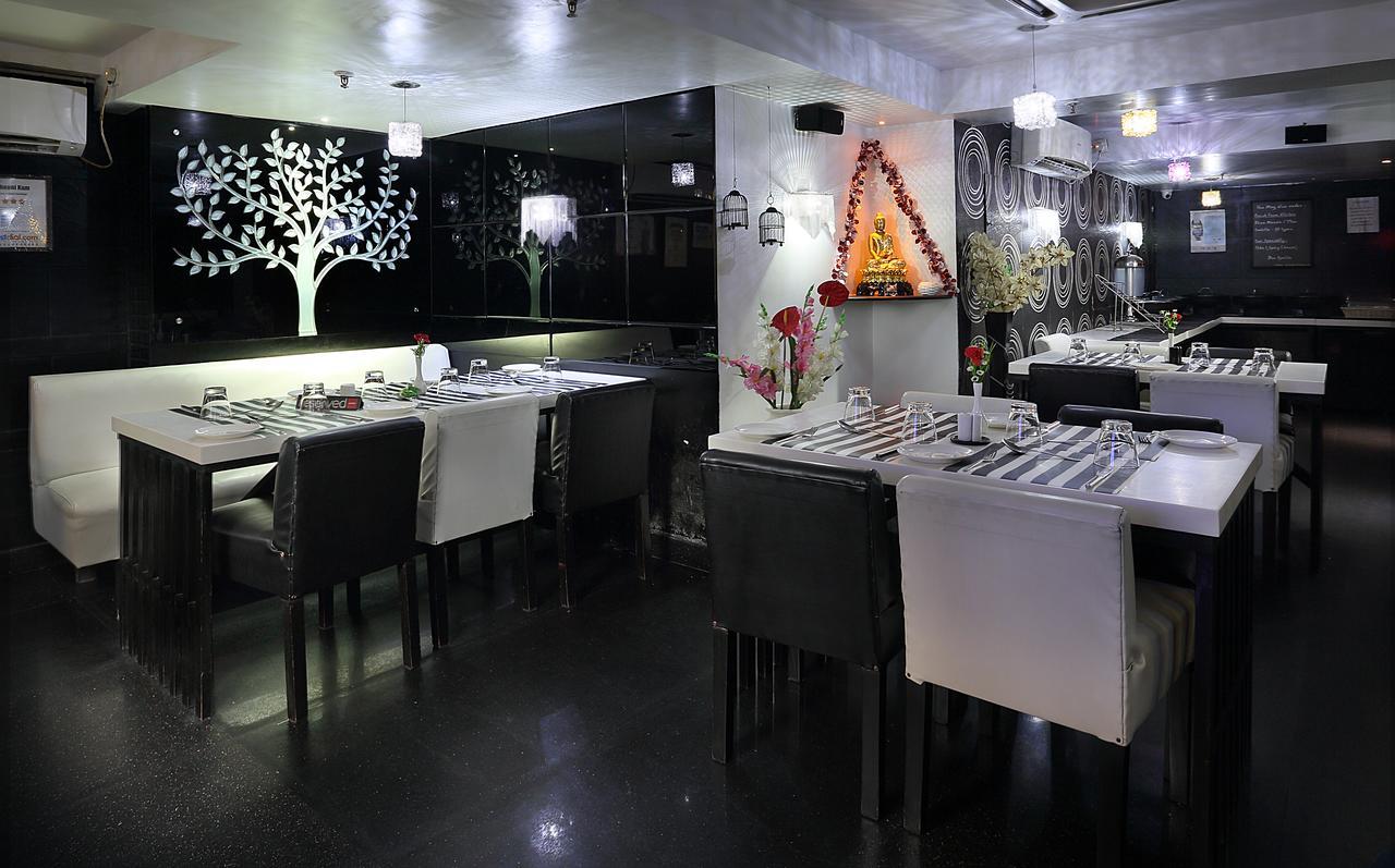 Hotel Narayani Enclave Колката Екстериор снимка