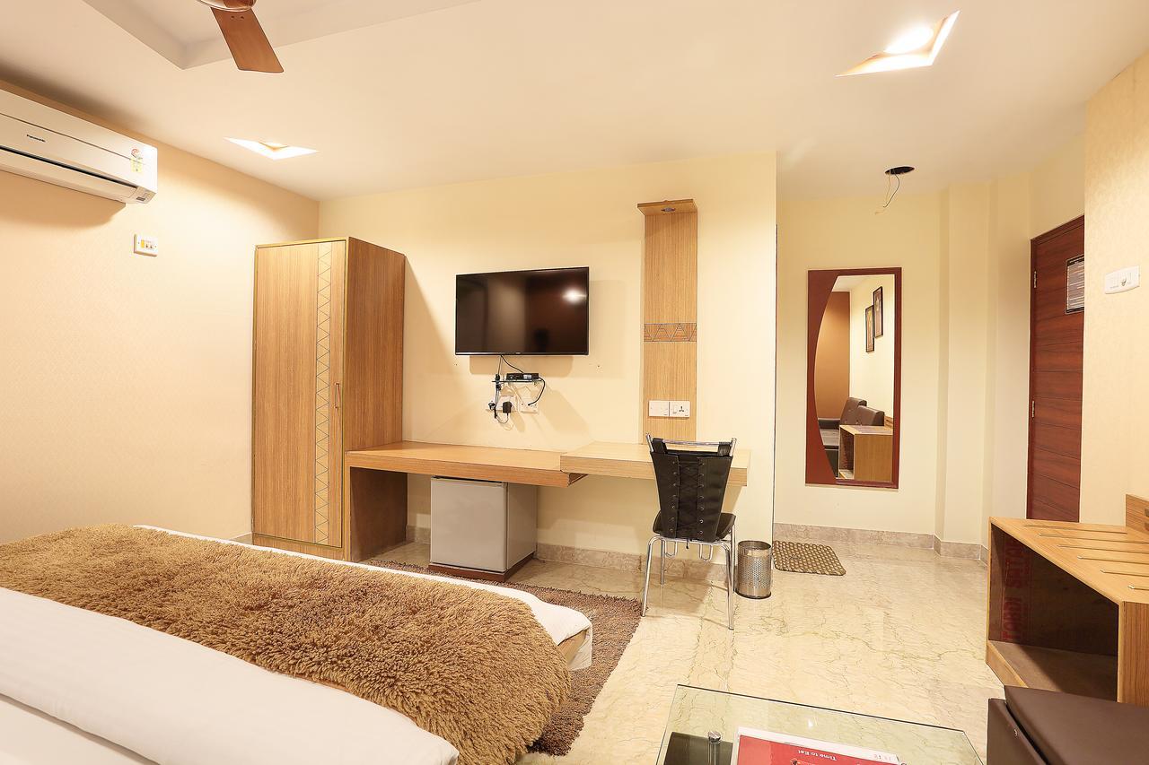 Hotel Narayani Enclave Колката Екстериор снимка