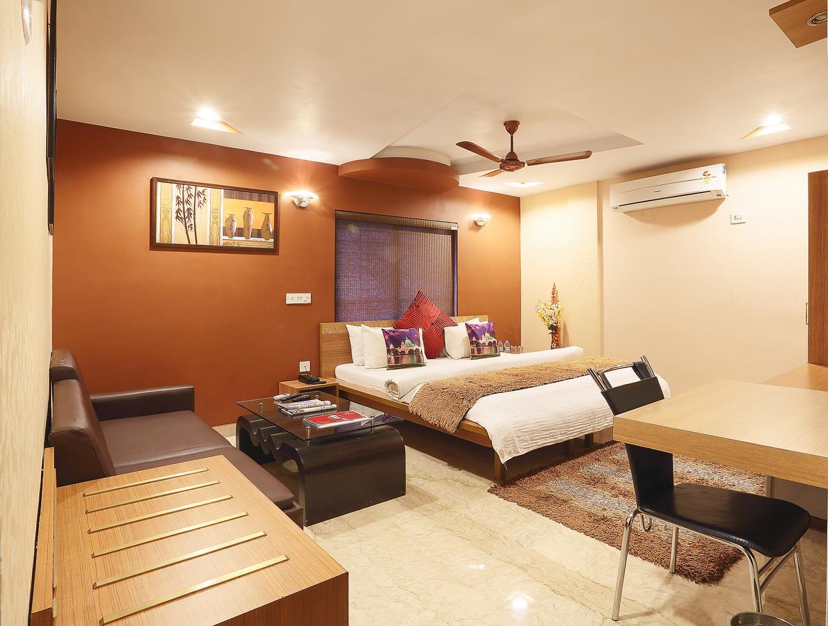 Hotel Narayani Enclave Колката Екстериор снимка
