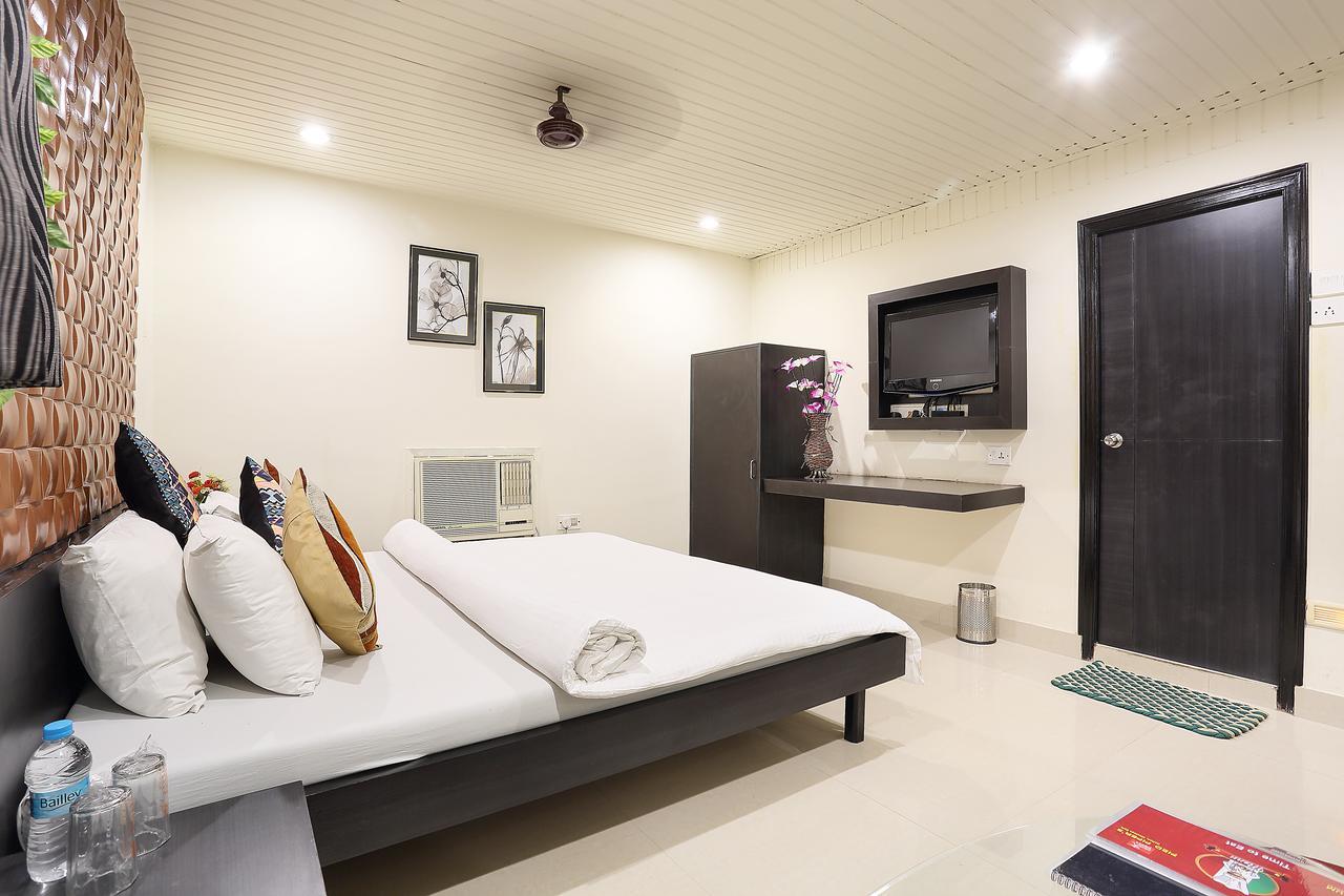 Hotel Narayani Enclave Колката Екстериор снимка