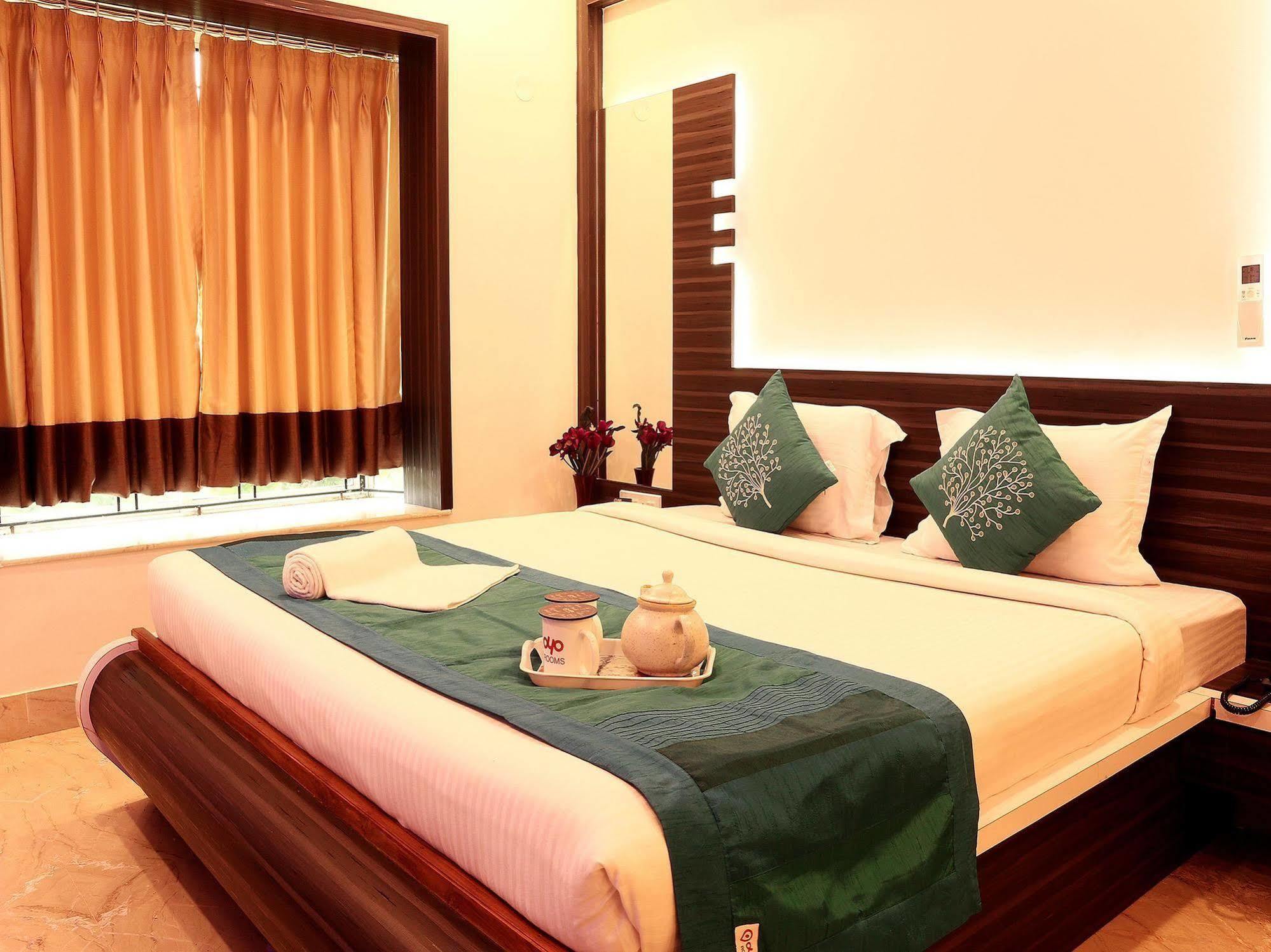 Hotel Narayani Enclave Колката Екстериор снимка