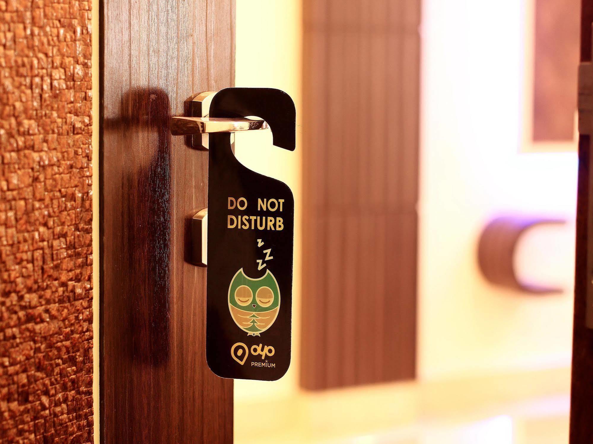 Hotel Narayani Enclave Колката Екстериор снимка
