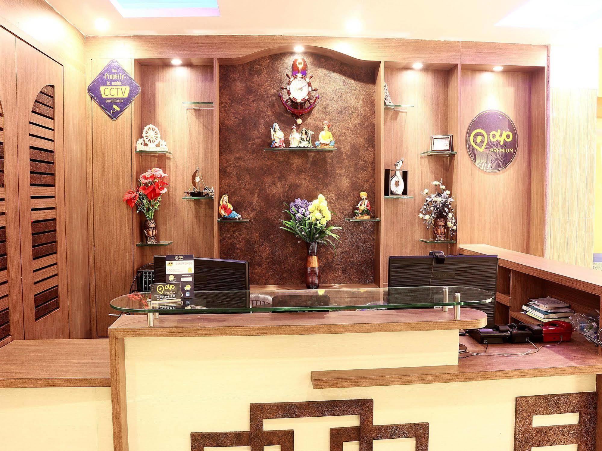Hotel Narayani Enclave Колката Екстериор снимка