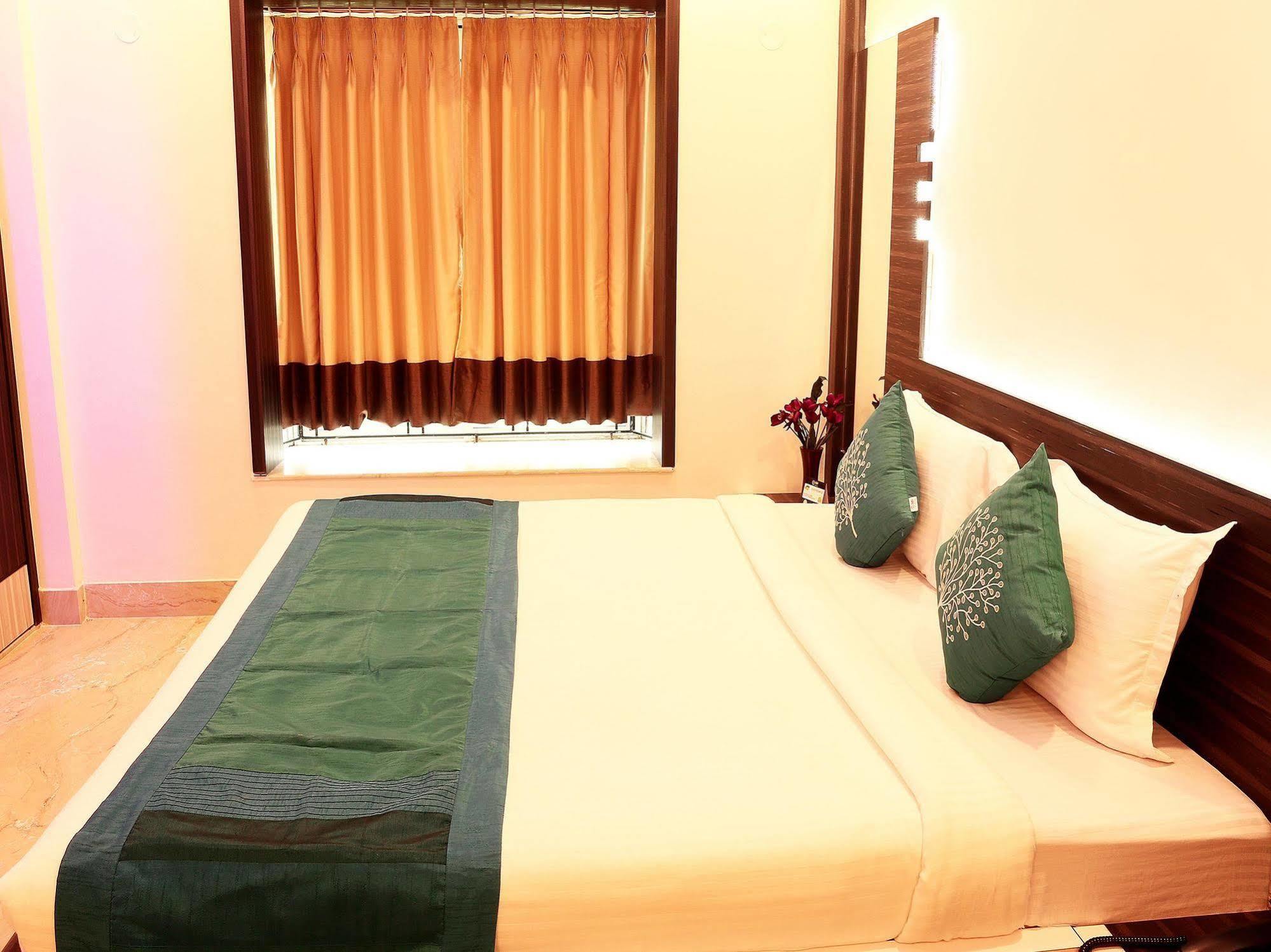 Hotel Narayani Enclave Колката Екстериор снимка