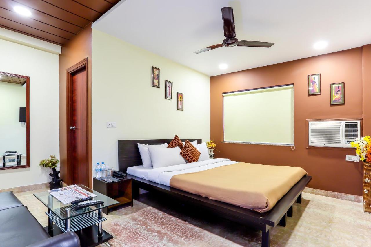 Hotel Narayani Enclave Колката Екстериор снимка